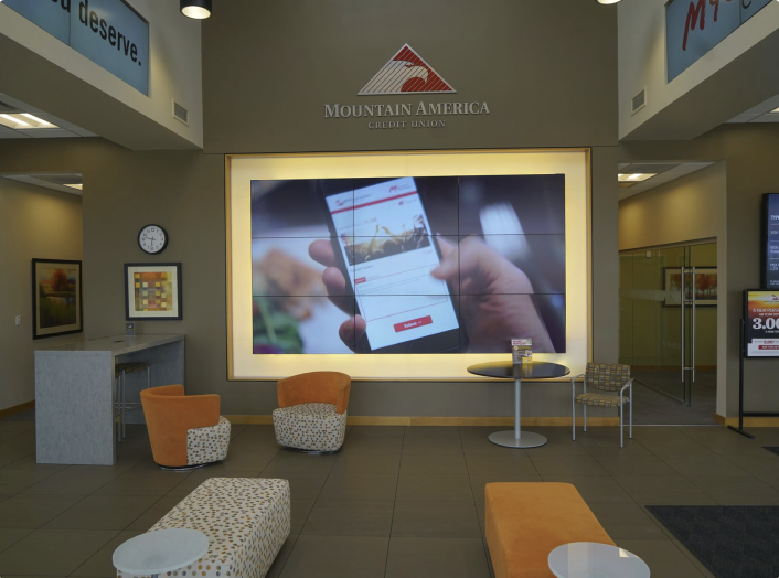 5 Must-Have Features for Digital Signage in Financial Services